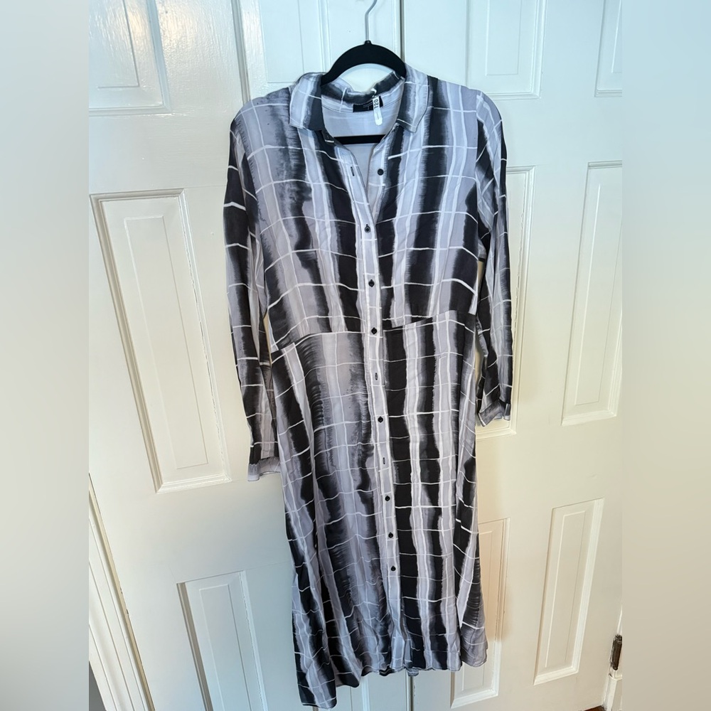 Tahari Navy and Gray Classic Shirtdress with a Twist